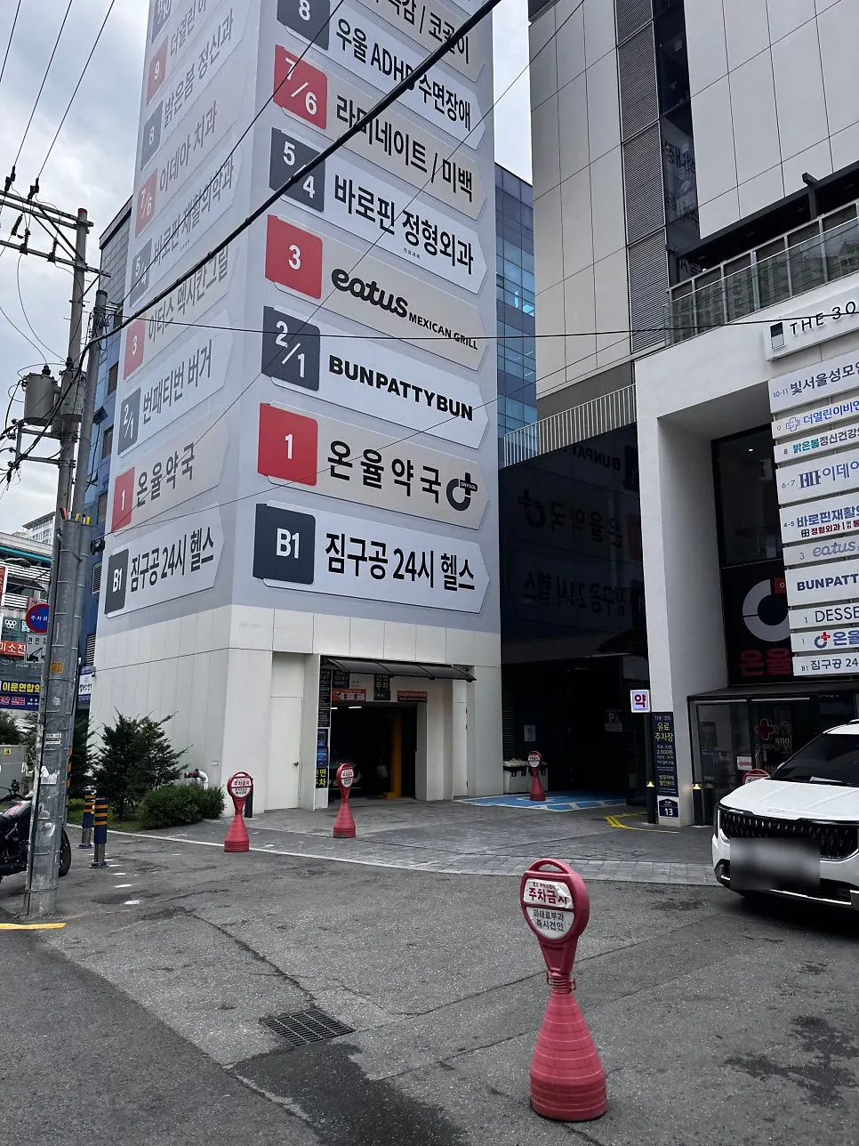 건물 뒤편 주차타워 입구