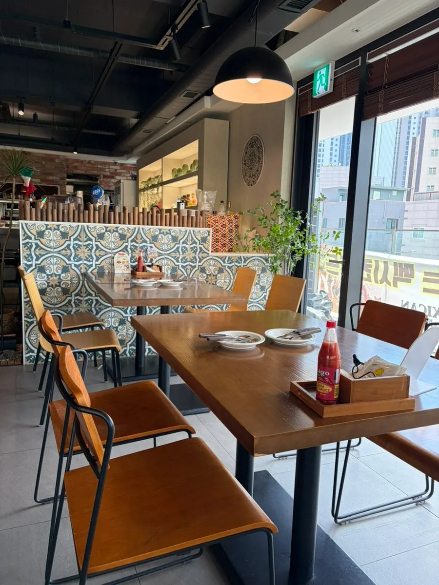 화려한 타일로 꾸민 이터스 멕시칸 외대점 실내
