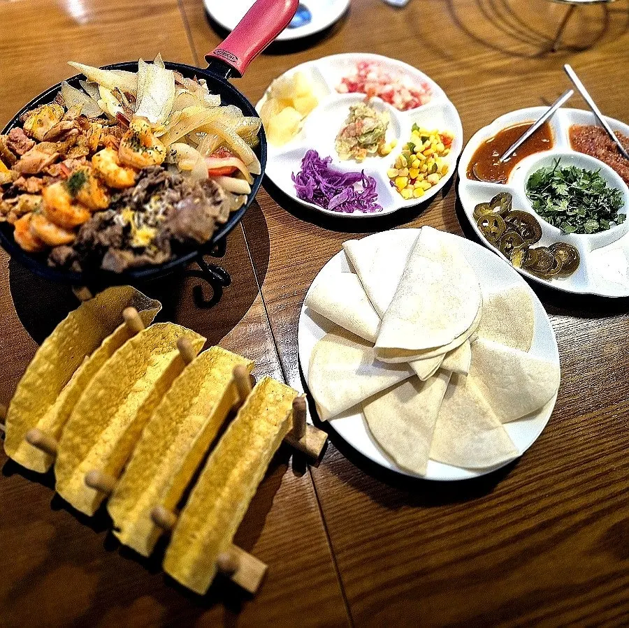 푸짐한 2인 세트 전체 상차림