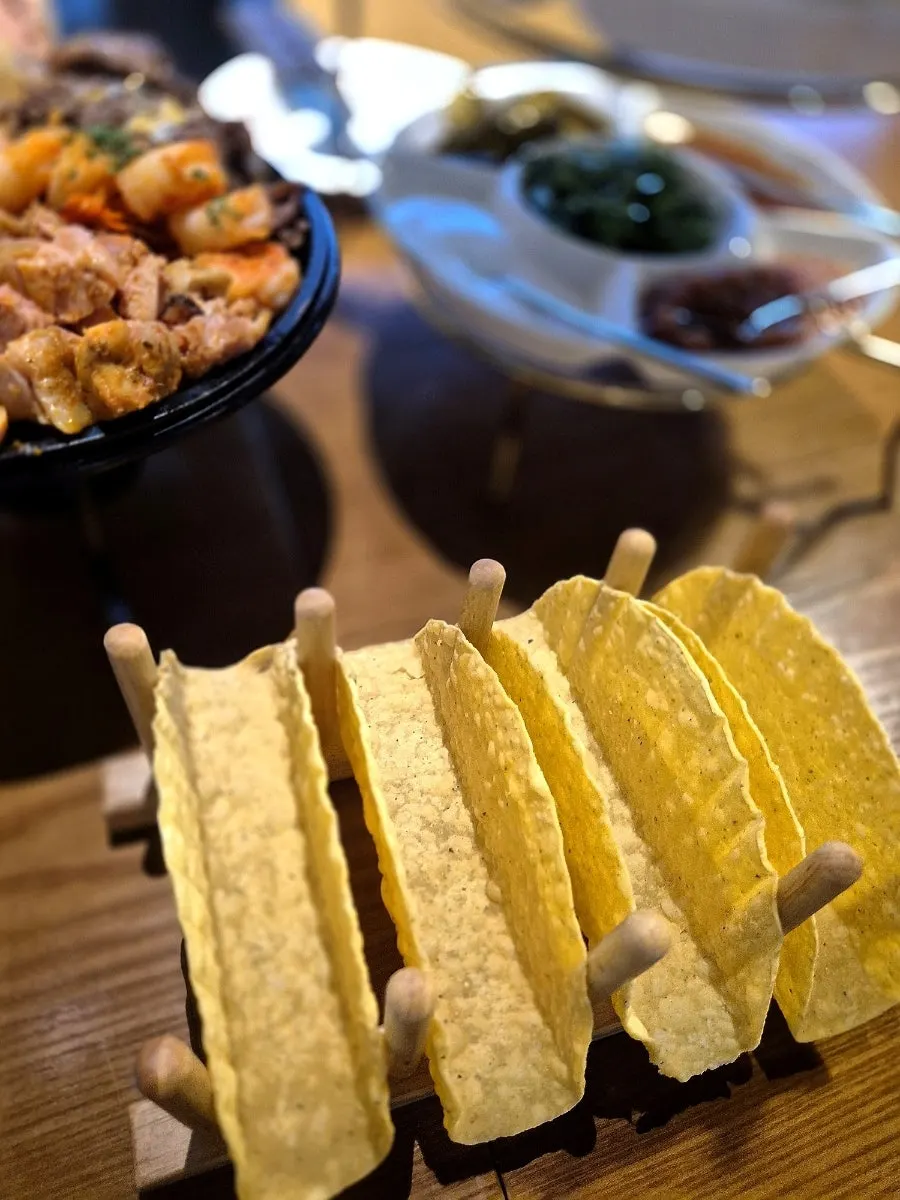옥수수가루로 만든 노란 타코쉘