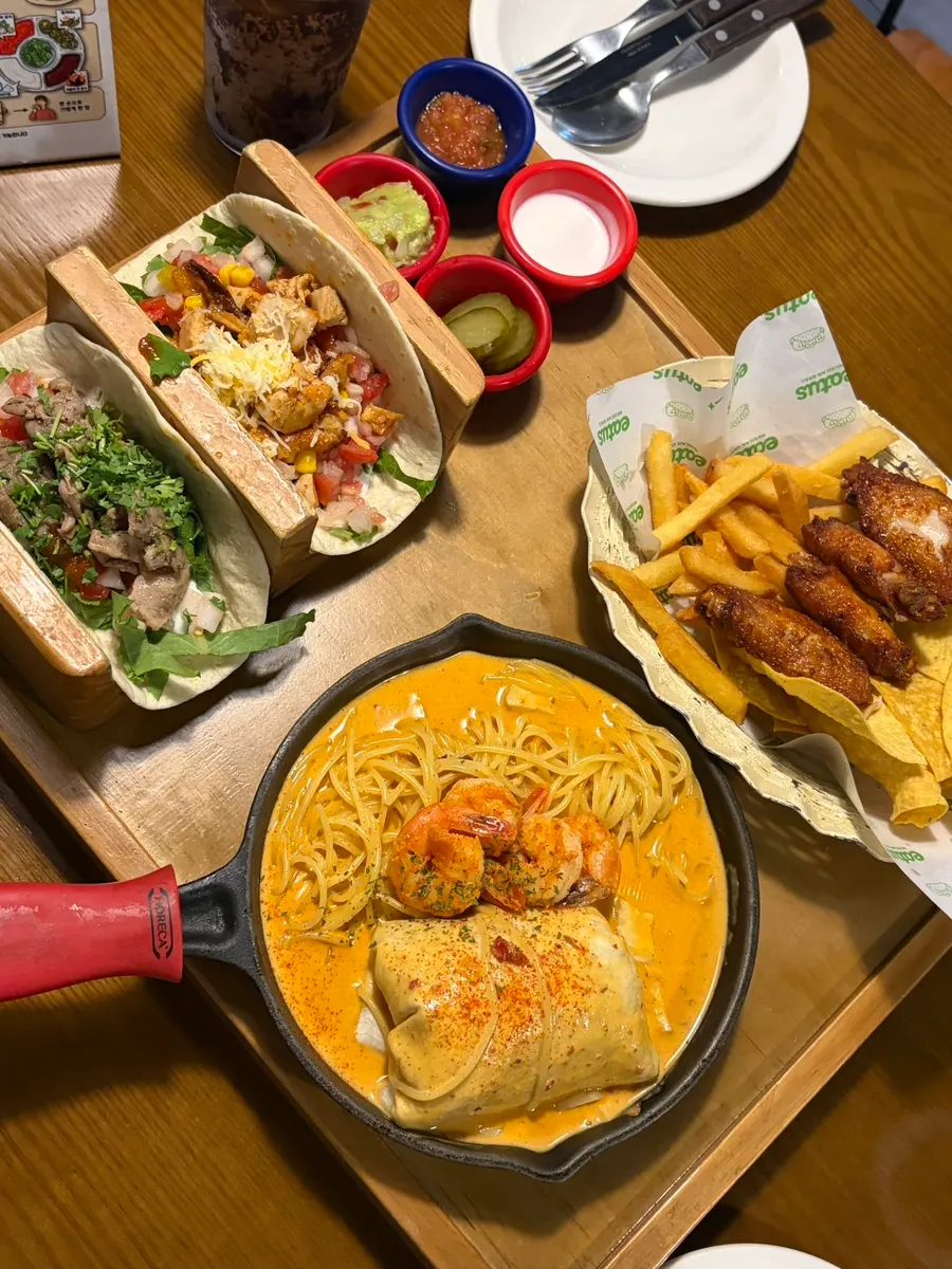 Eaters Combo Platter with tacos and pasta