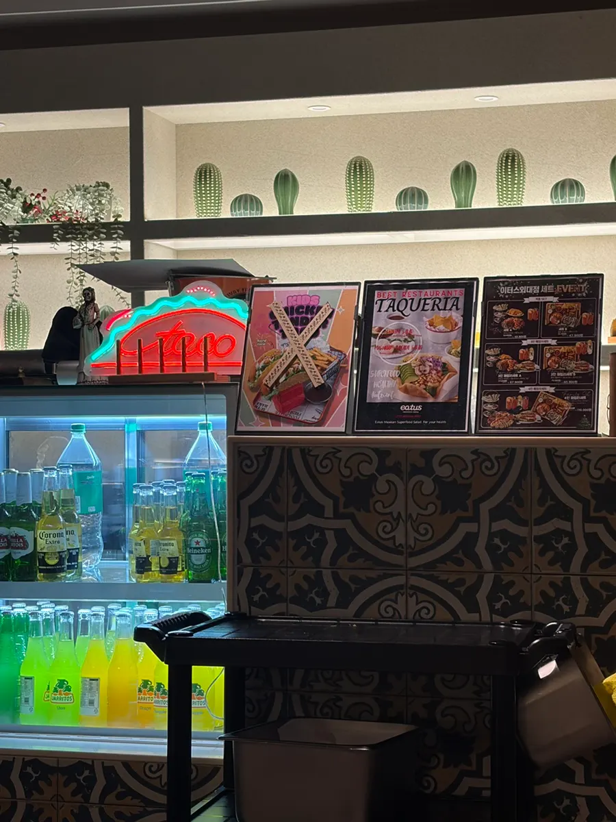 Table spread at a Hoegi/HUFS restaurant, Eaters Mexican