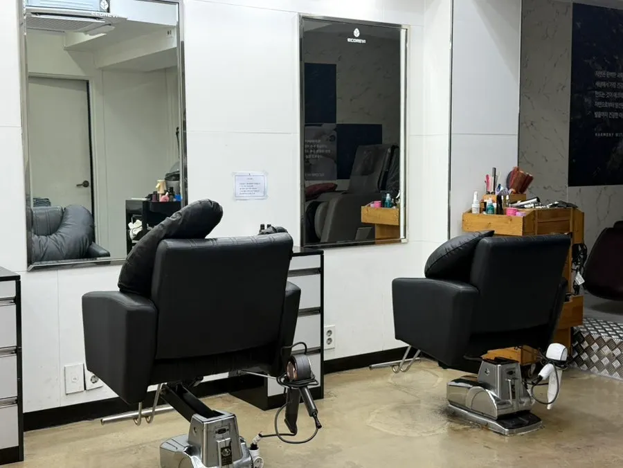 Ruang rawatan berinterior moden bertona putih