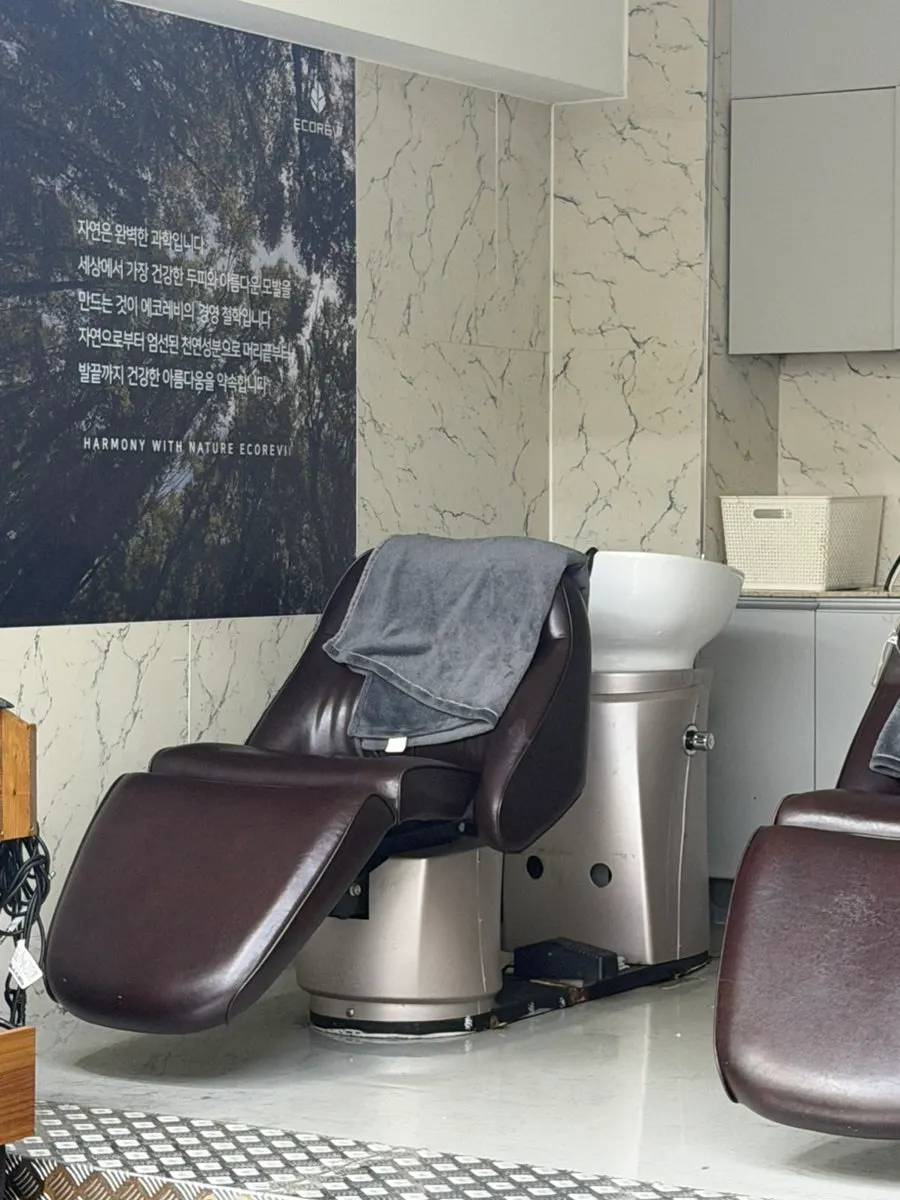 Susunan tempat duduk salon yang selesa dan lapang