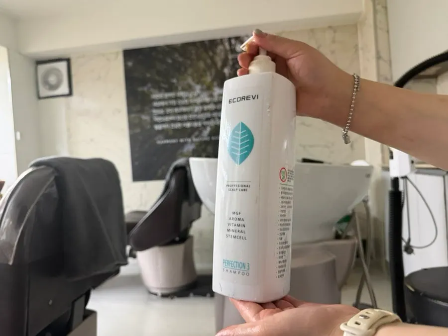 Proses klinik yang bersambung di bilik syampu