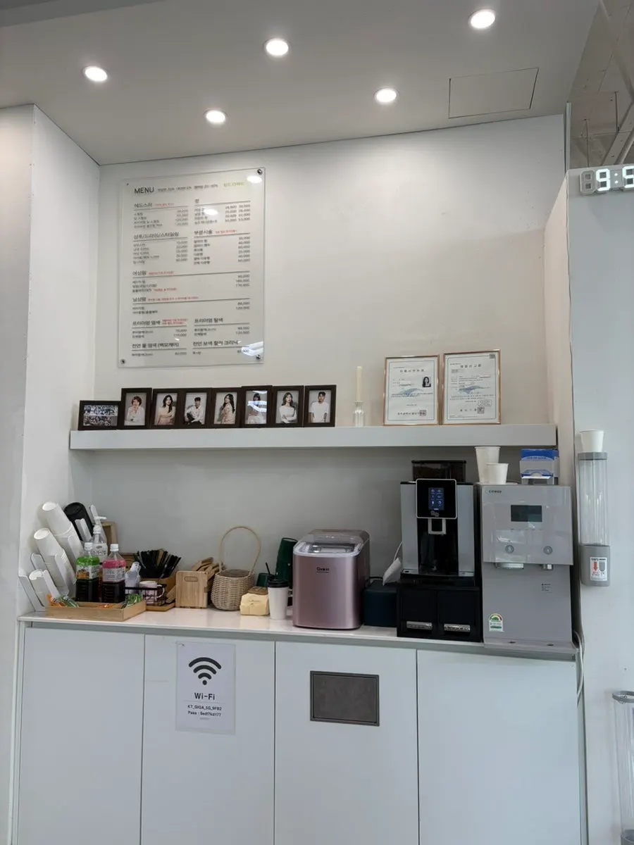 Exterior of the salon on the 2nd floor next to Daiso in Hanam-dong
