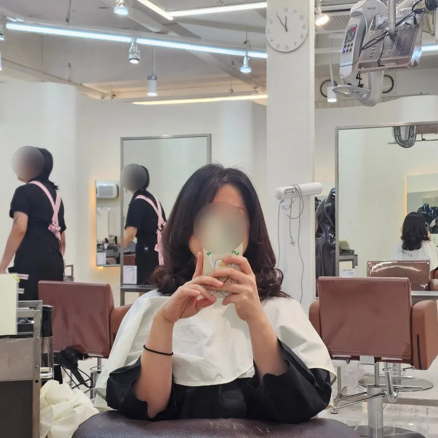 Side view of the light silhouette from the mid-length layered cut