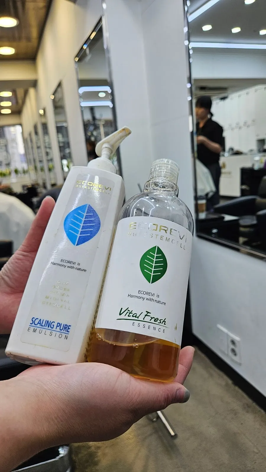 頭皮角質清潔產品塗抹過程