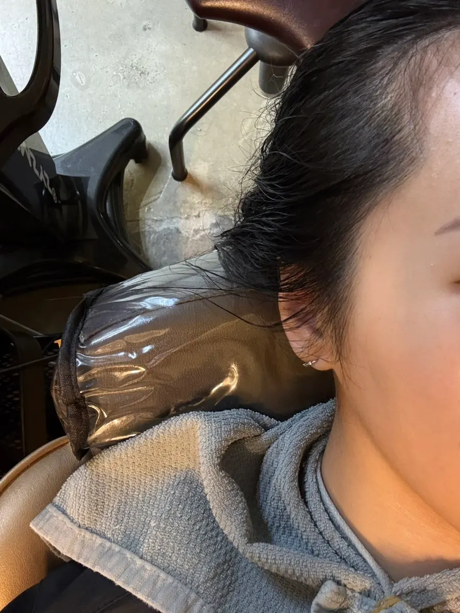 아로마 오일로 목과 두피 라인을 마사지하는 장면
