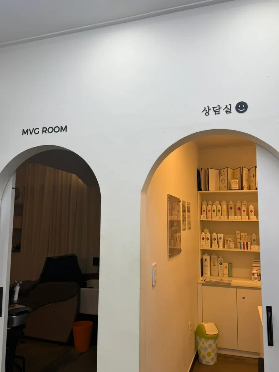 클리닉 후 샴푸를 받는 장면