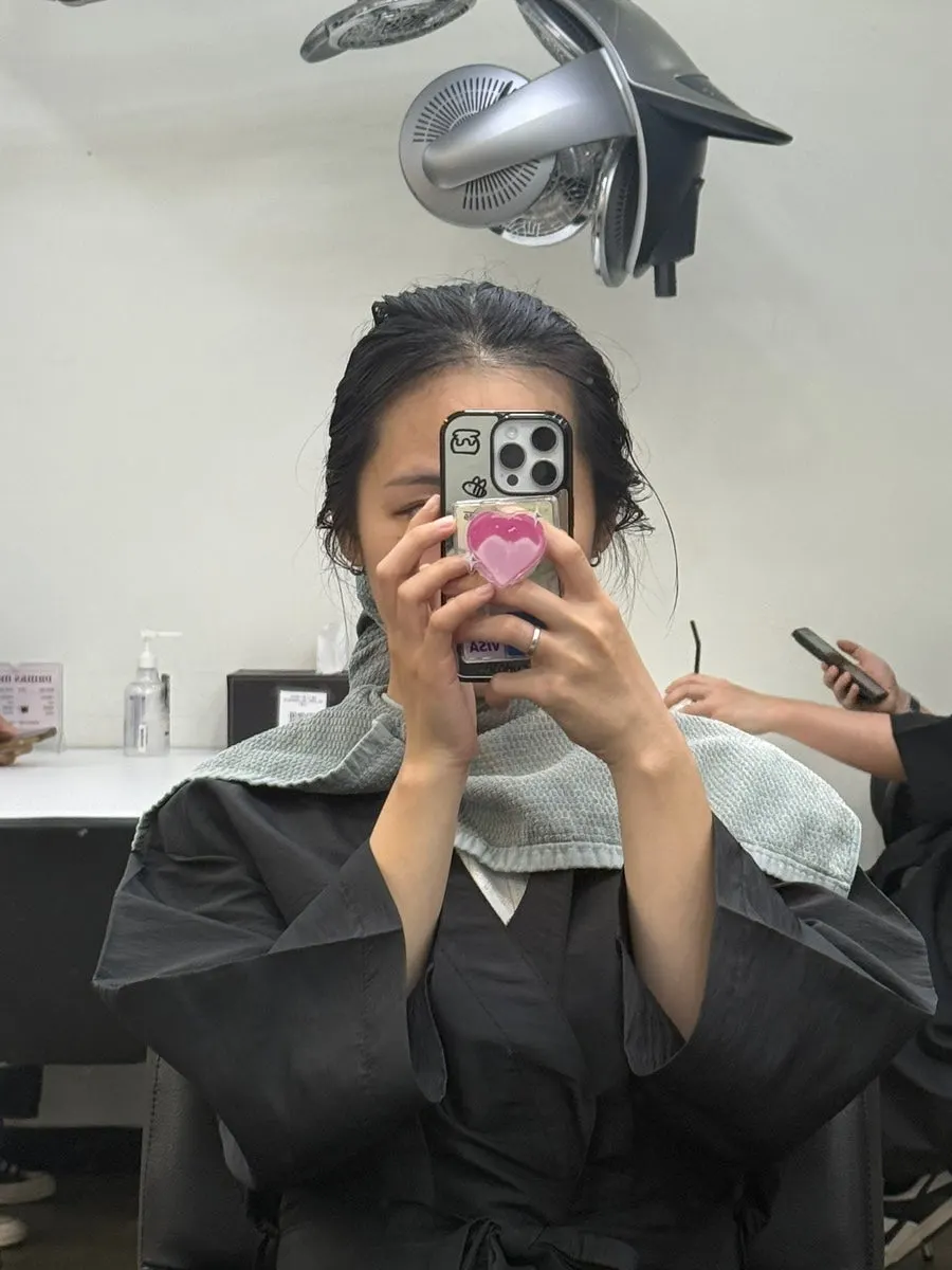 긴머리 레이어드 커트를 시작하는 모습