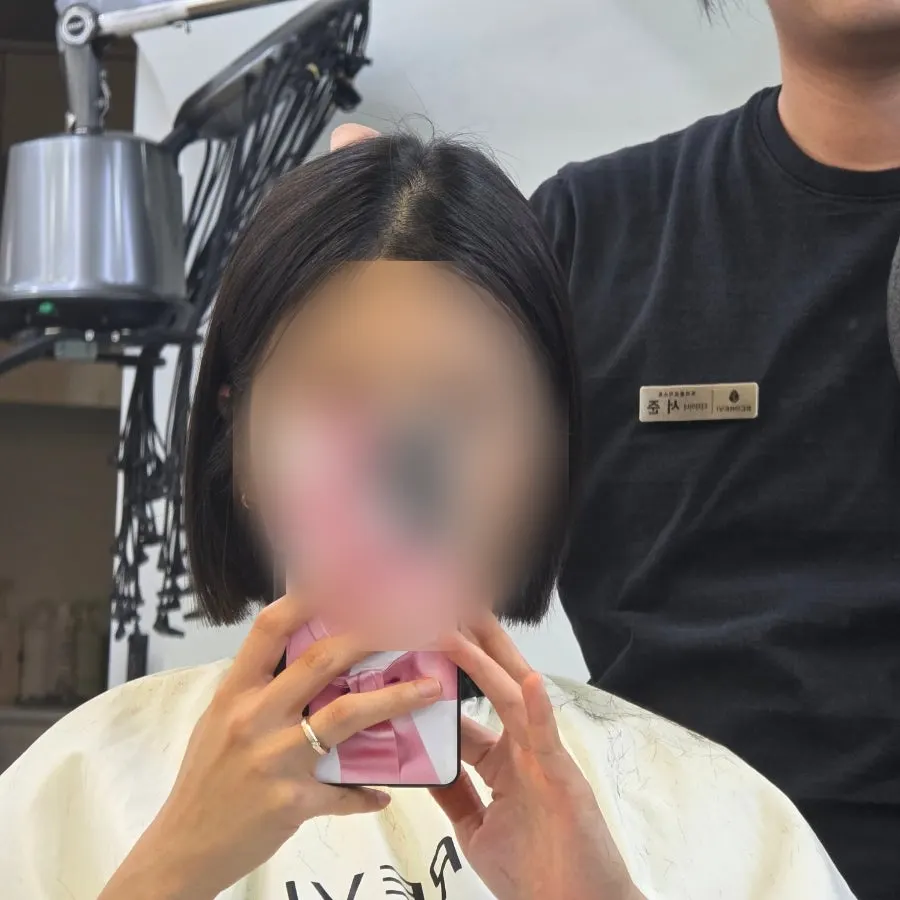 단발컷 진행 중인 모습