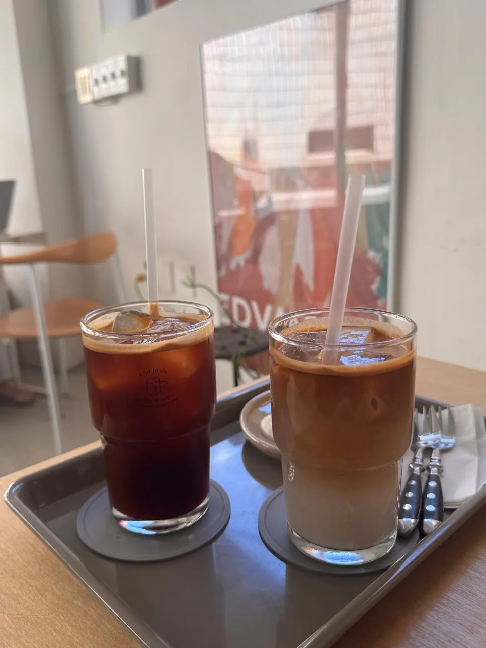 Tray with an Americano and a latte