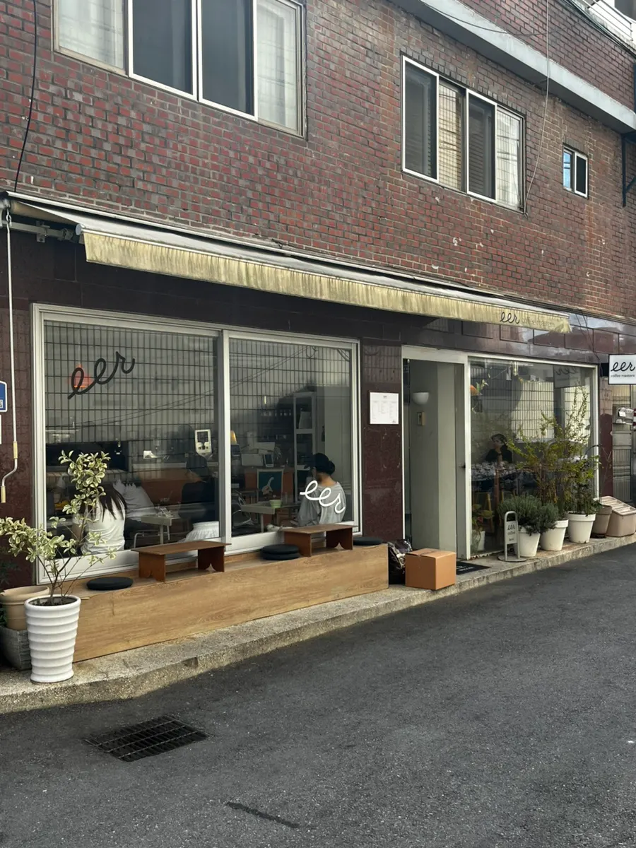 Exterior of Ieo Coffee Roasters Gongdeok Branch in the alley near the Gyeongui Line Forest Park