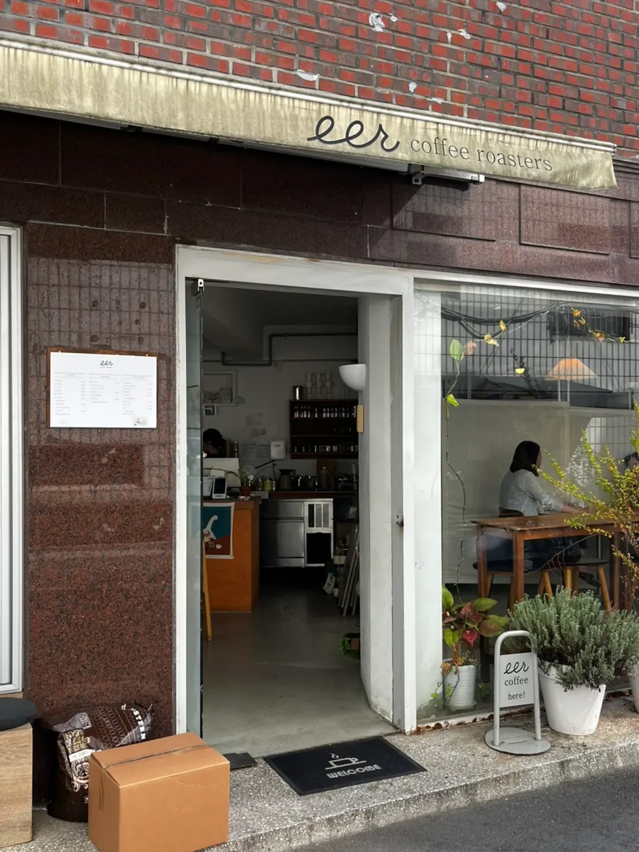 The alley leading to the entrance of Ieo Coffee Roasters Gongdeok Branch