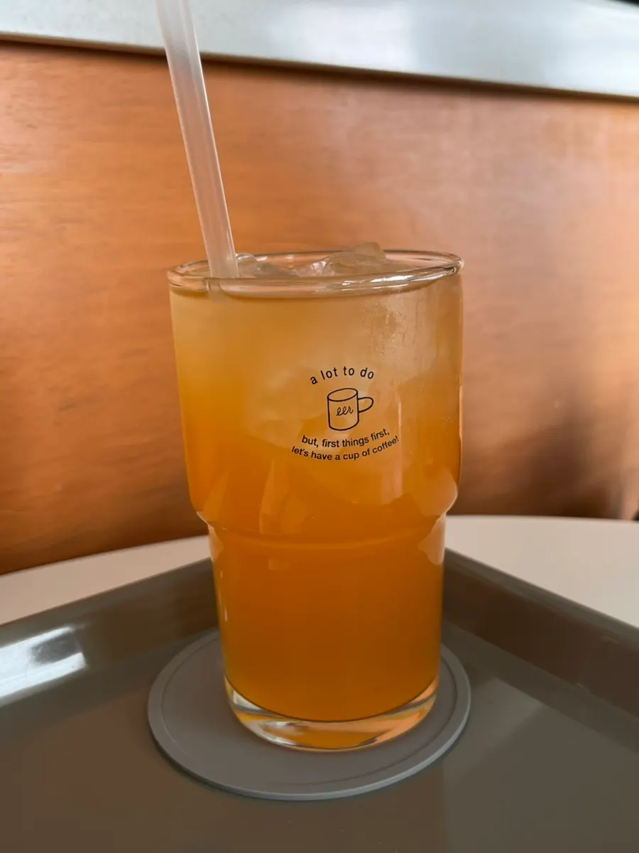 A glass of grapefruit apple tea with grapefruit syrup