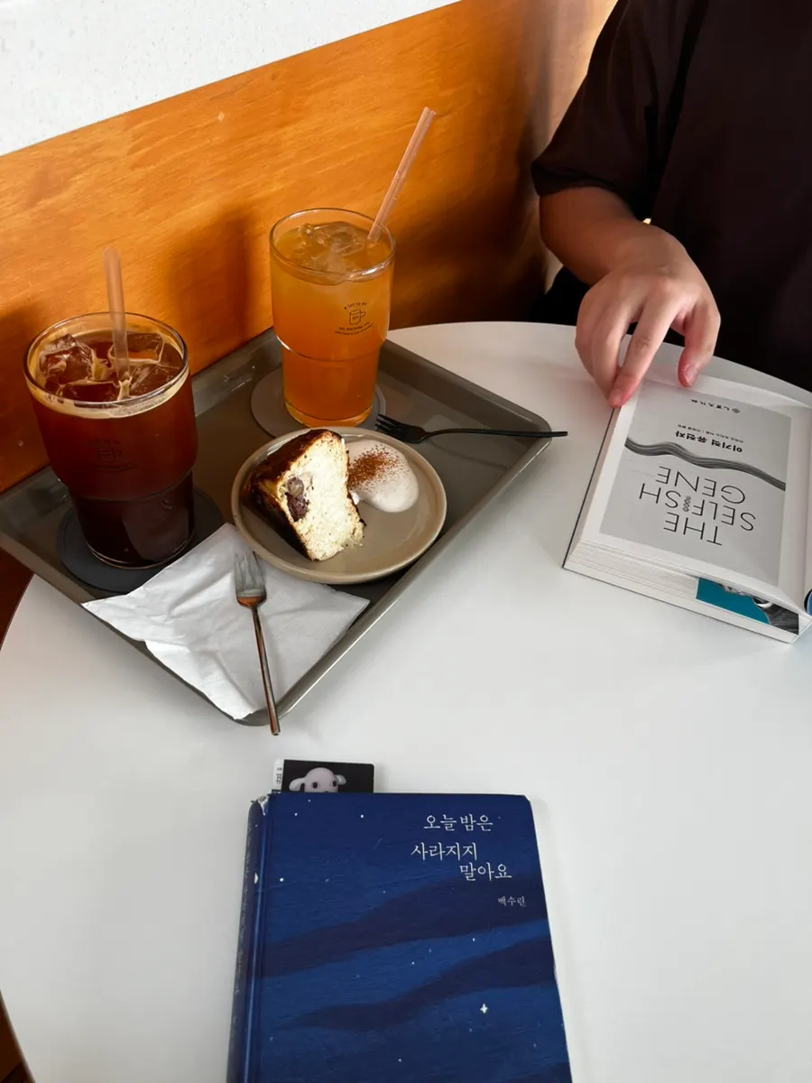 A table at Ieo Coffee Roasters Gongdeok Branch with a book and drinks