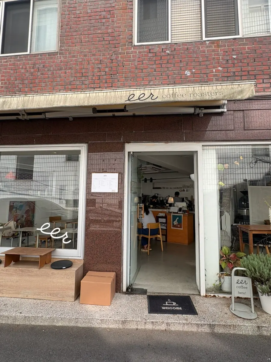 Brick building exterior of Ieo Coffee Roasters Gongdeok Branch in the alley