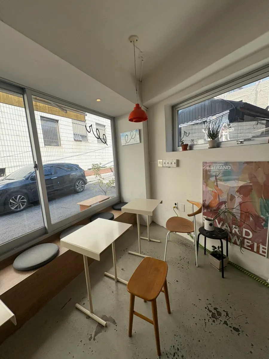 Seating area with a window bar table