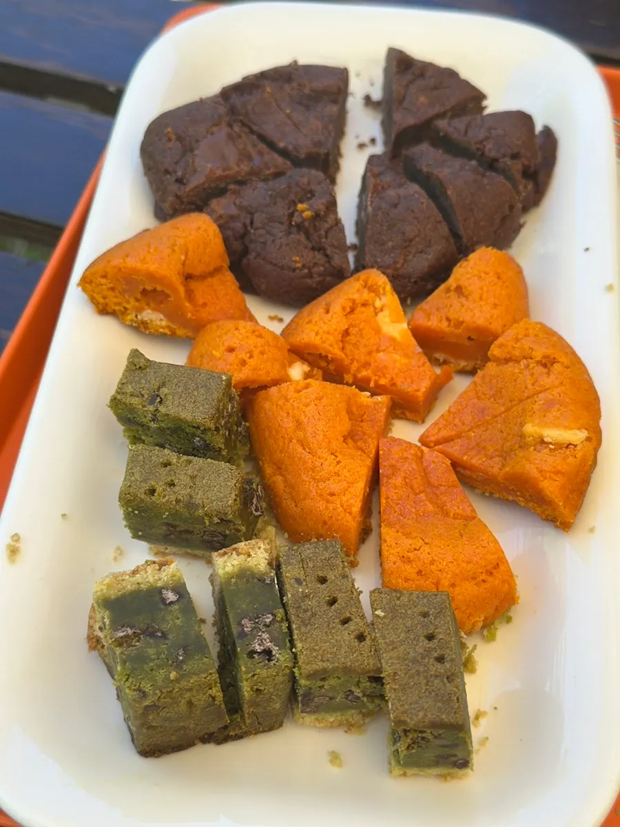 하나씩 잘라 맛본 에그룸 구움과자
