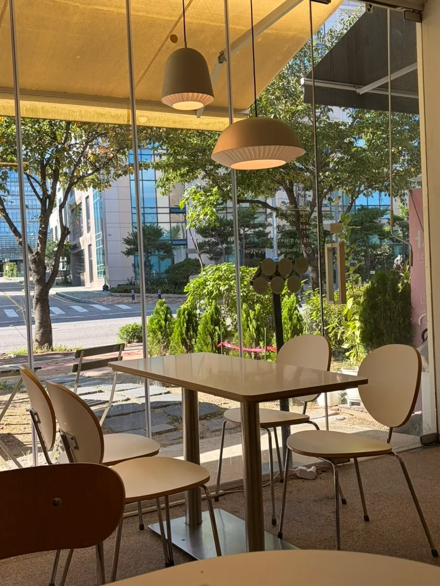 화이트 우드톤 에그룸 테이블 좌석