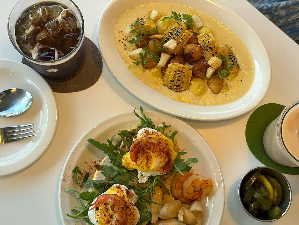 Table with Eggroom's brunch and drinks