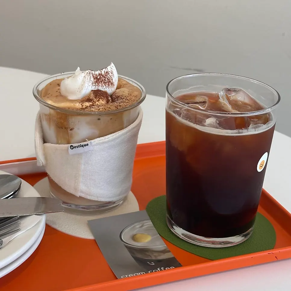먼저 나온 음료와 접시, 커틀러리