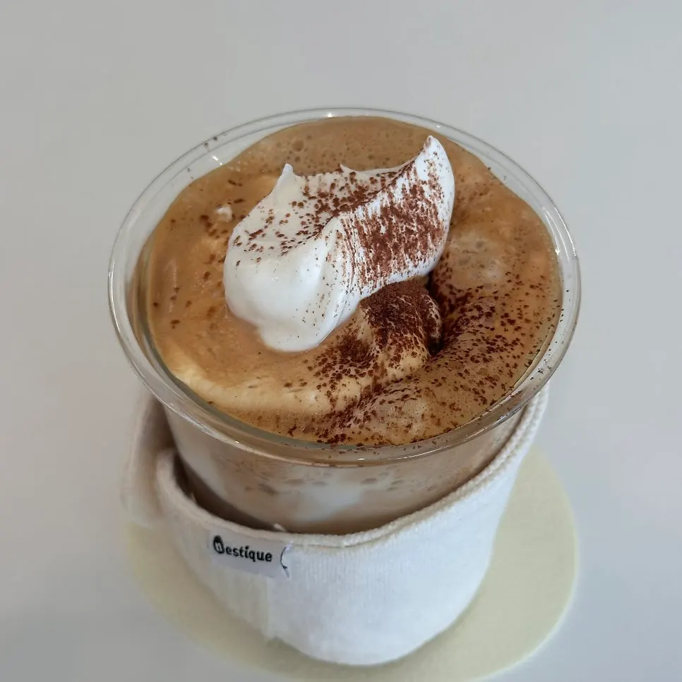 크림이 올라간 아몬드 크림라떼