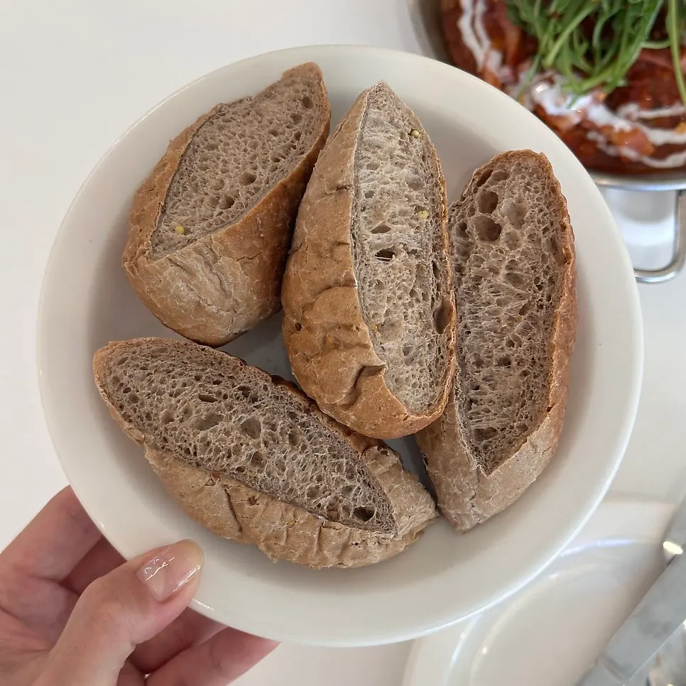 토마토 소스가 담긴 샥슈카 한 접시