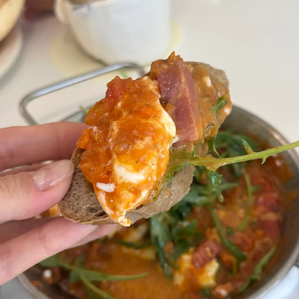부드러운 질감의 곡물빵 단면