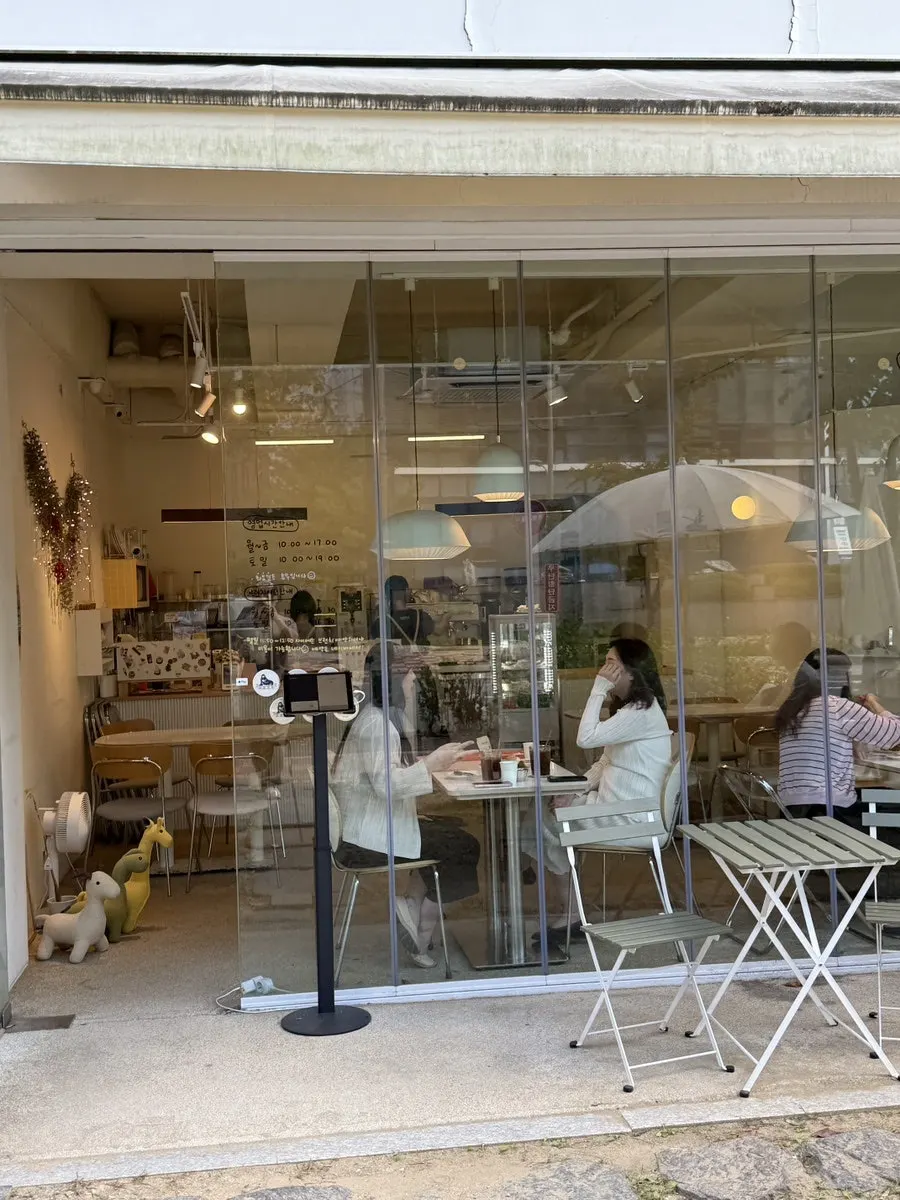 View around the entrance of Eggroom