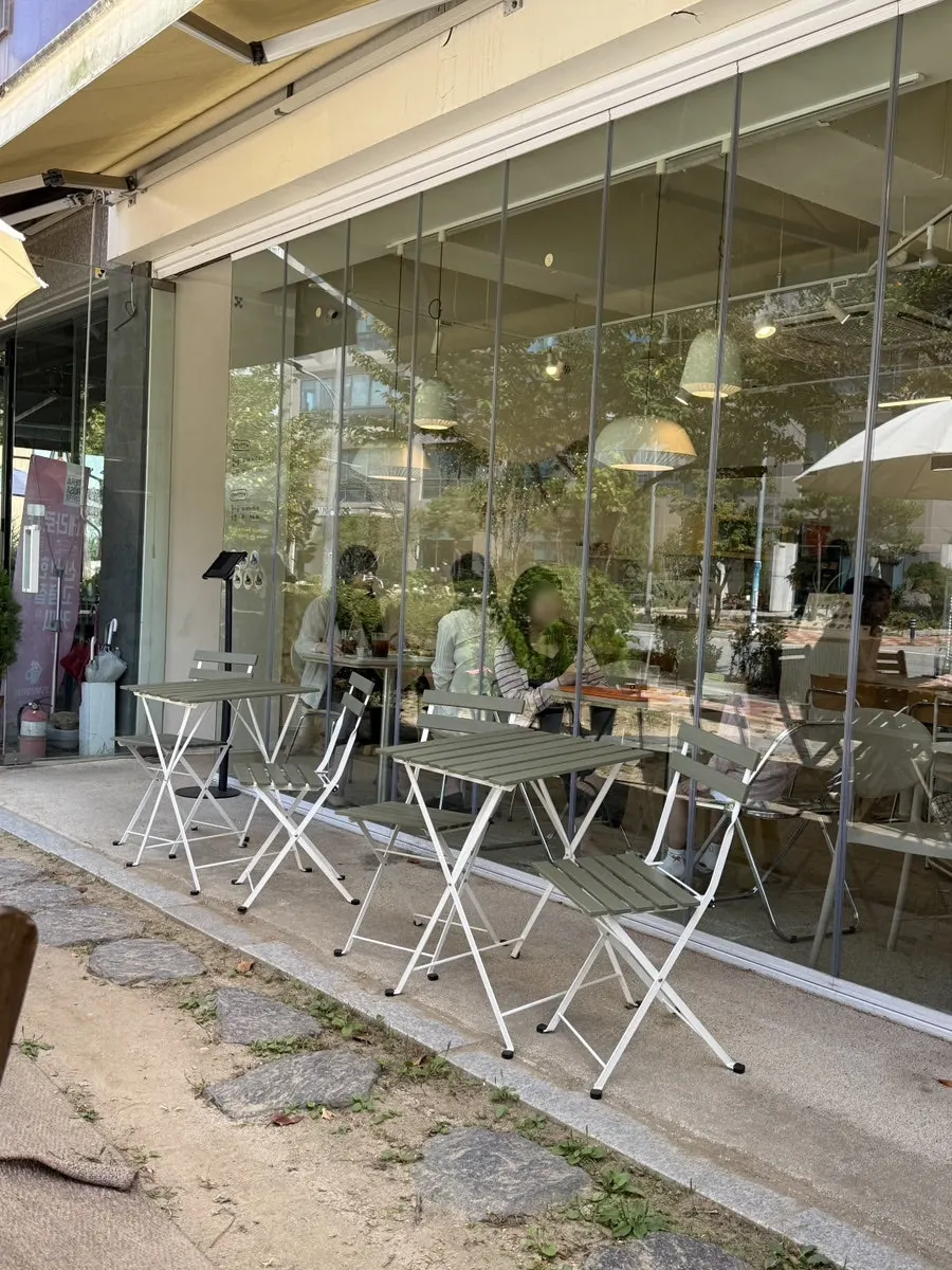 Brunch dishes and drinks on the Eggroom table