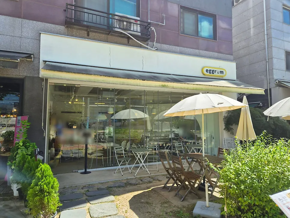 บรรยากาศภายนอกคาเฟ่บรันช์ Eggroom ย่านทงพย็อนมาอึล อันยาง