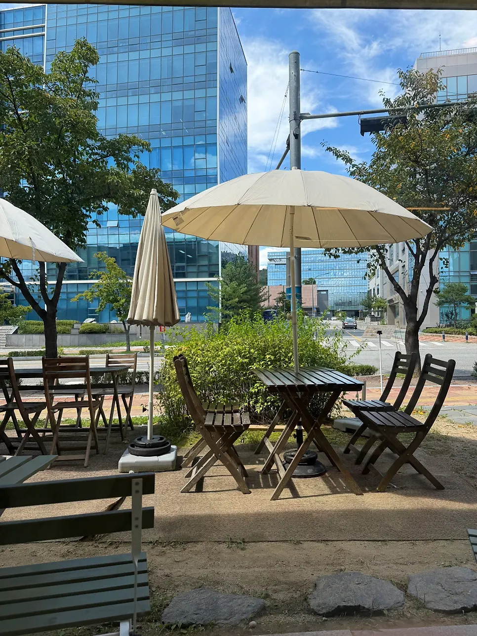 ภายนอกร้าน Eggroom โทนสีขาวกะทัดรัด