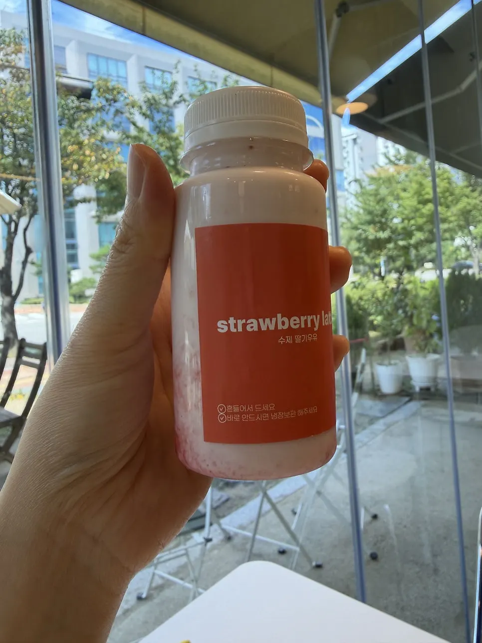 สตรอว์เบอร์รีลาเต้โฮมเมดขวดเล็กที่ได้จากกิจกรรมรีวิว