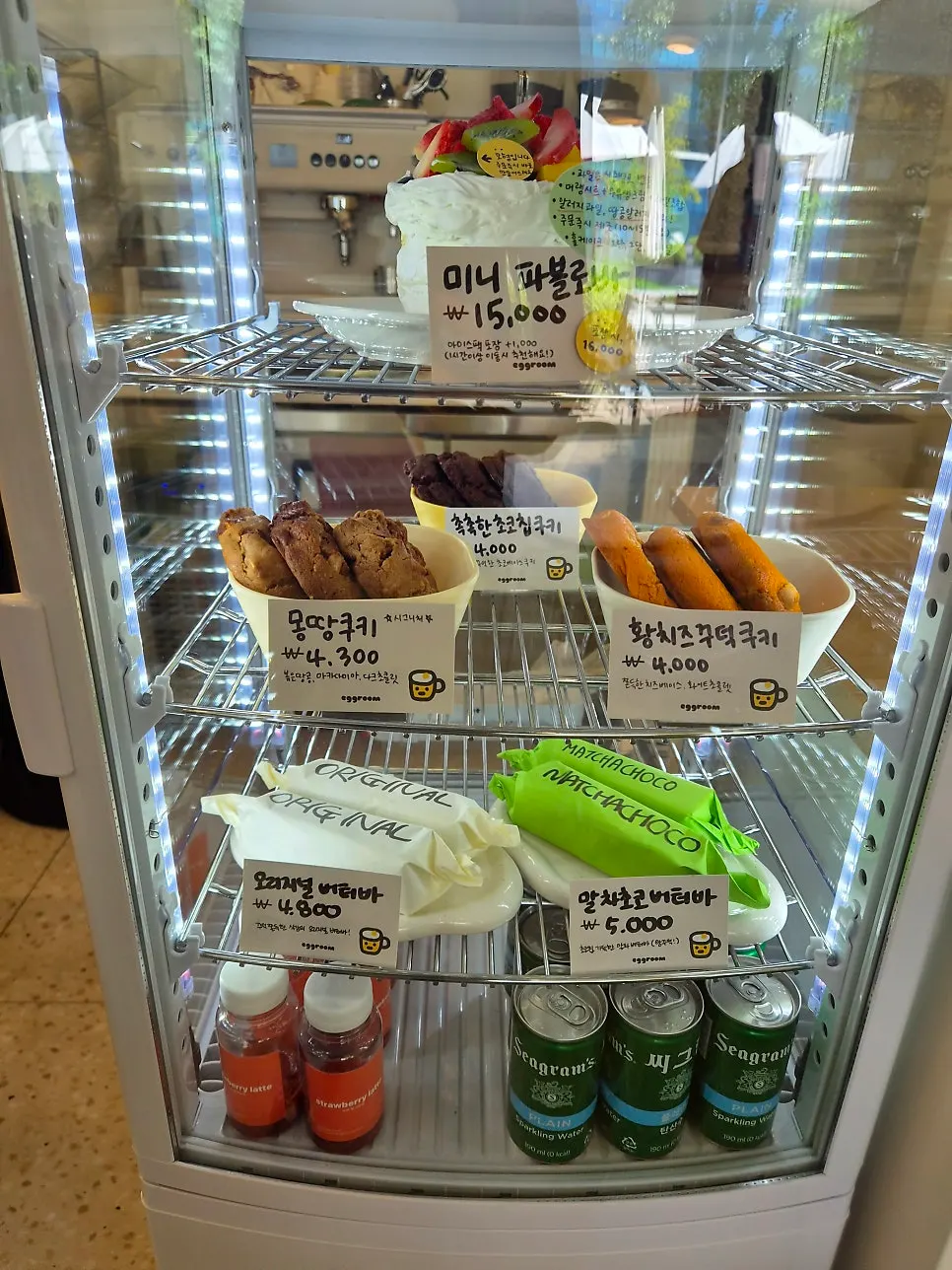 ตู้โชว์ของหวานที่มีคุกกี้และบัตเตอร์บาร์ของ Eggroom