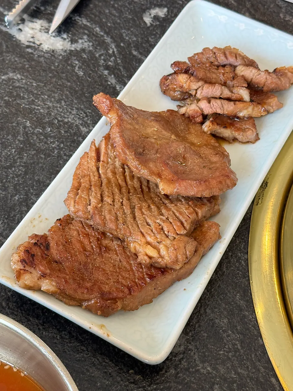 Table photo of Magok pork ribs at Ihwajeong Galbi Myeongga
