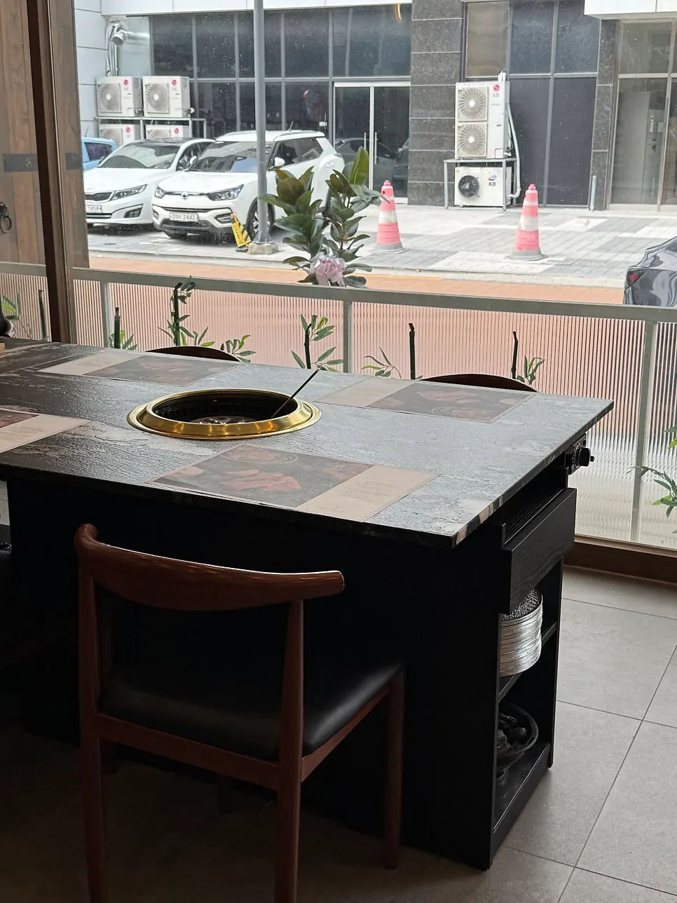 Marble tables and group seating at Ihwajeong Galbi Myeongga