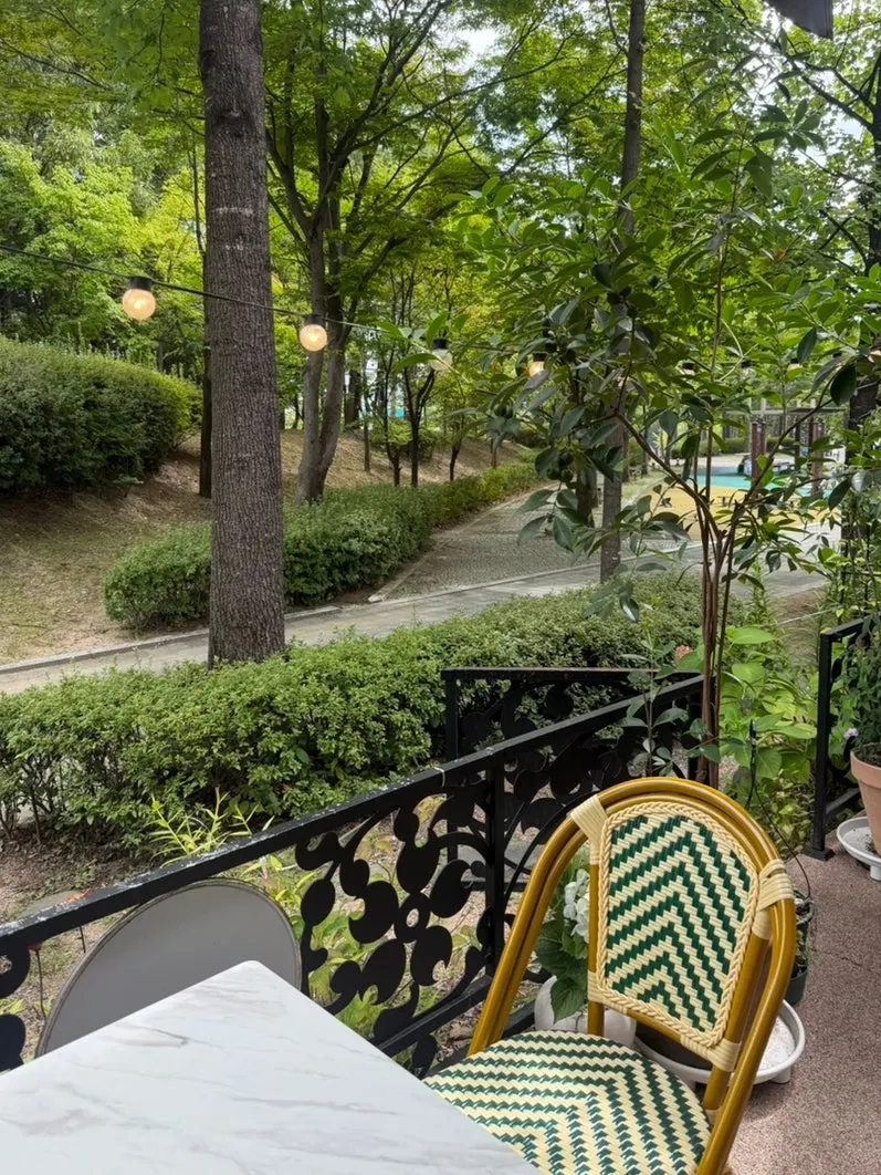 Outdoor terrace seating at Eight Years Pangyo