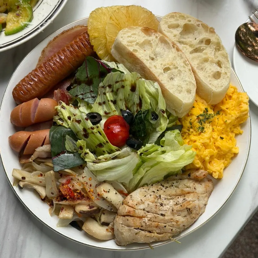 A full plate of Eight Years' chicken brunch plate