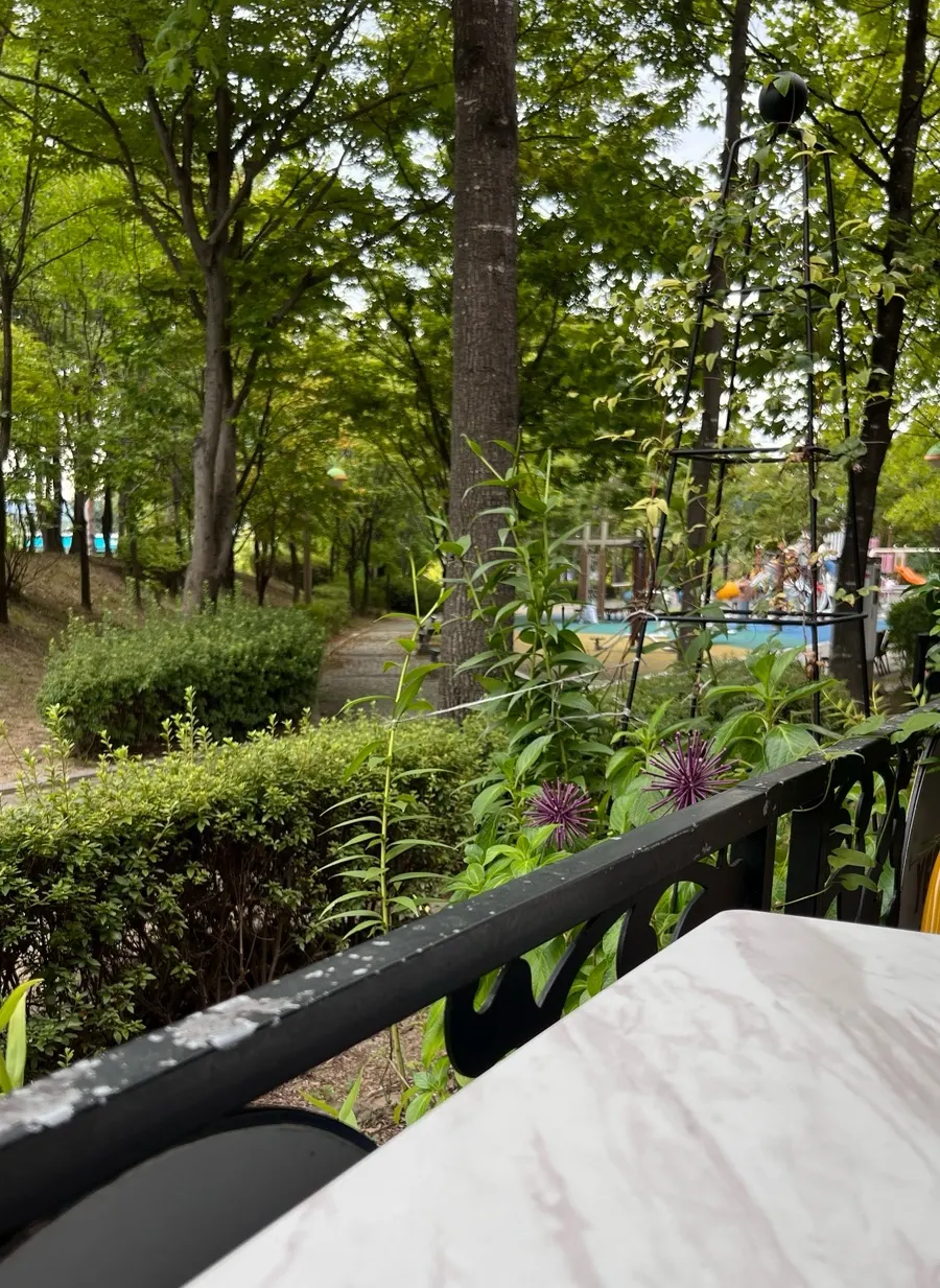 Terrace table at Eight Years Pangyo strung with lights