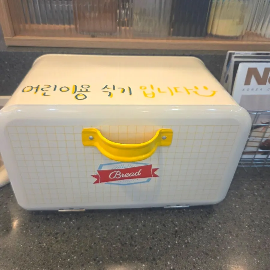 초록 식물이 놓인 매장 한쪽 공간