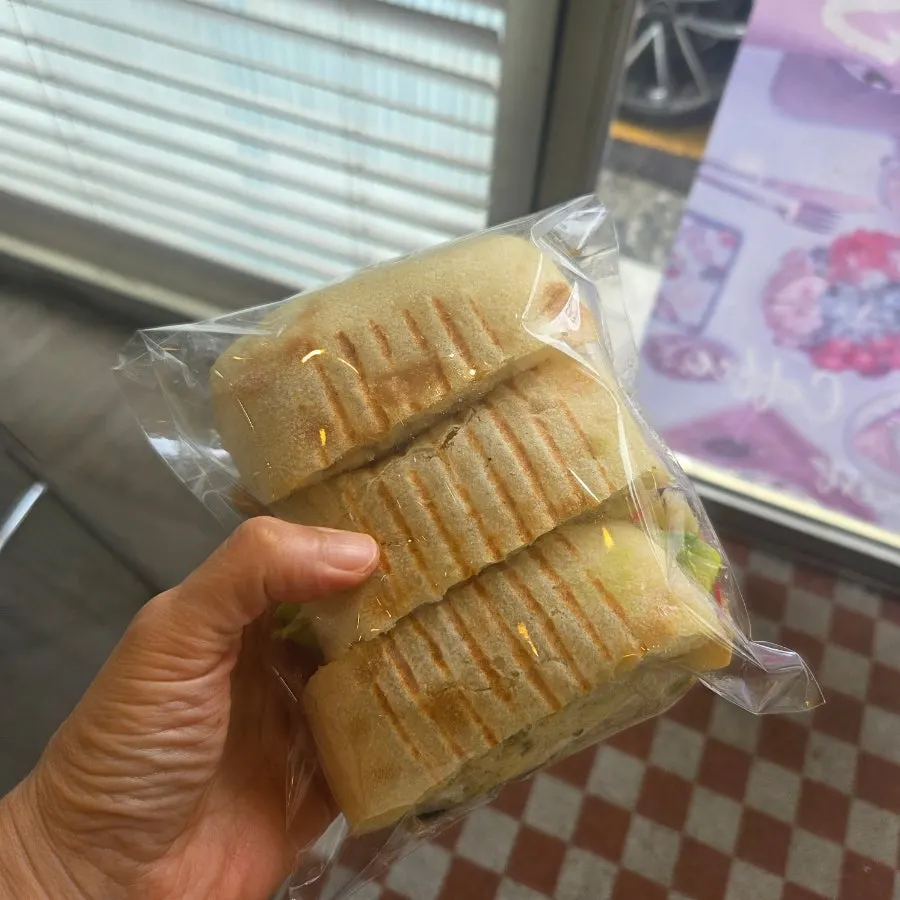 남은 샌드위치 포장 용기