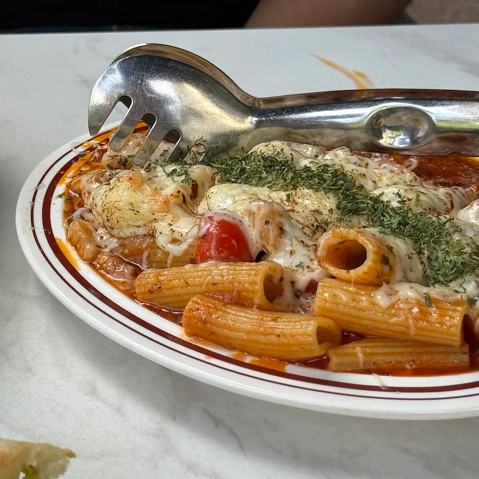 치즈가 듬뿍 올라간 포크 모짜렐라 토마토 리가토니