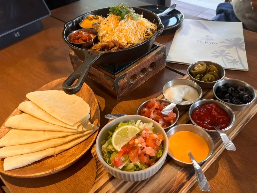 Fajitas for two served on a sizzling grill at Elato Bundang