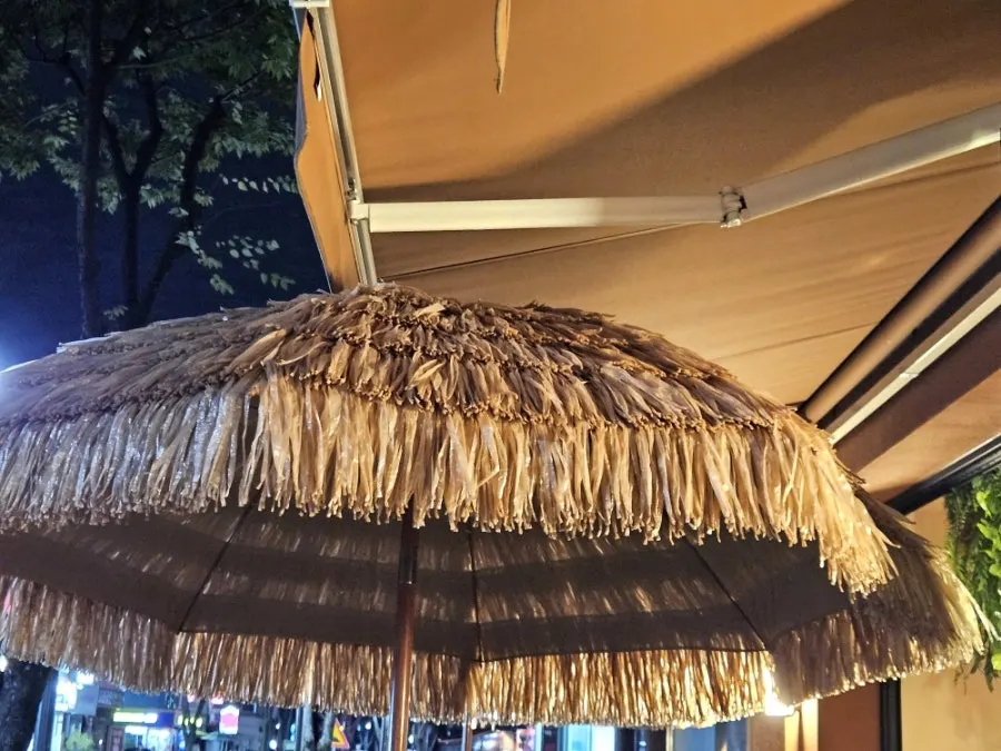 Outdoor-connected seating area at Elato Bundang