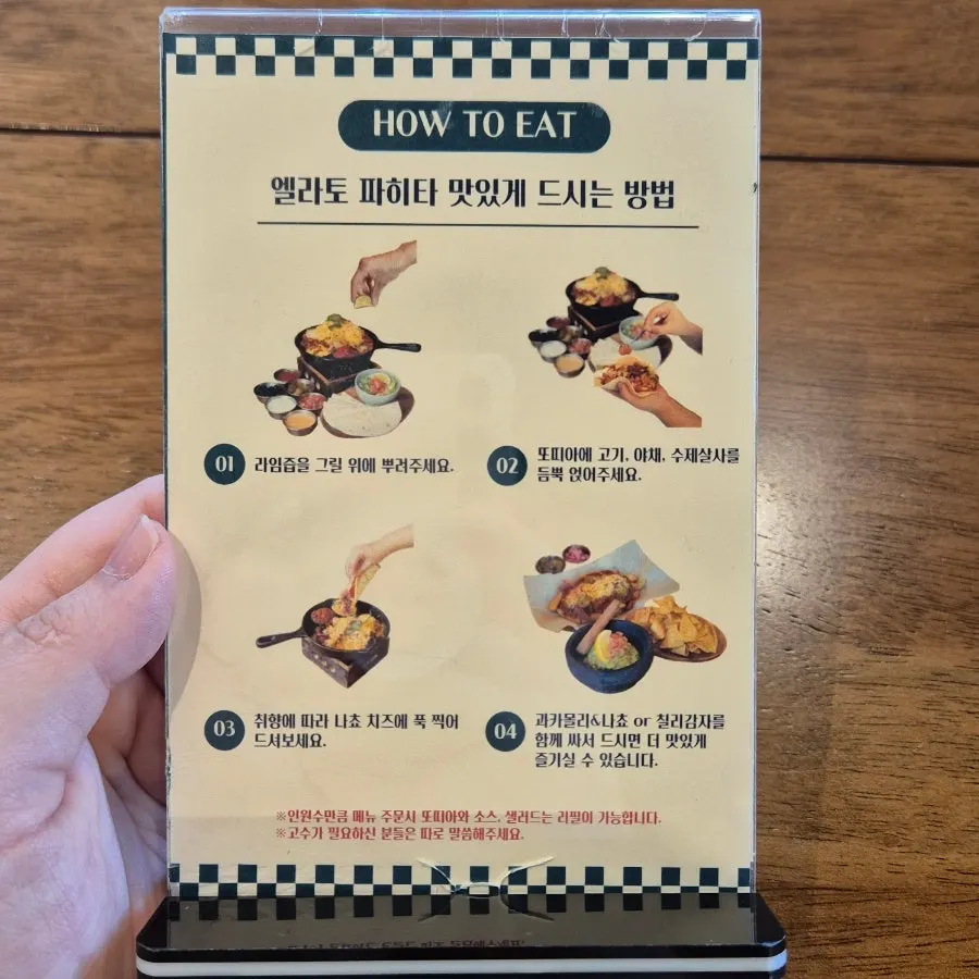 Instructions on how to eat fajitas, placed on the table