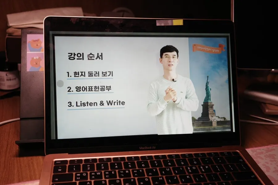 현지 둘러보기 영어 학습 화면