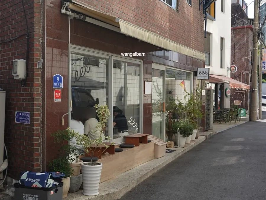 Alley exterior of Ieo Coffee Roasters Gongdeok Branch
