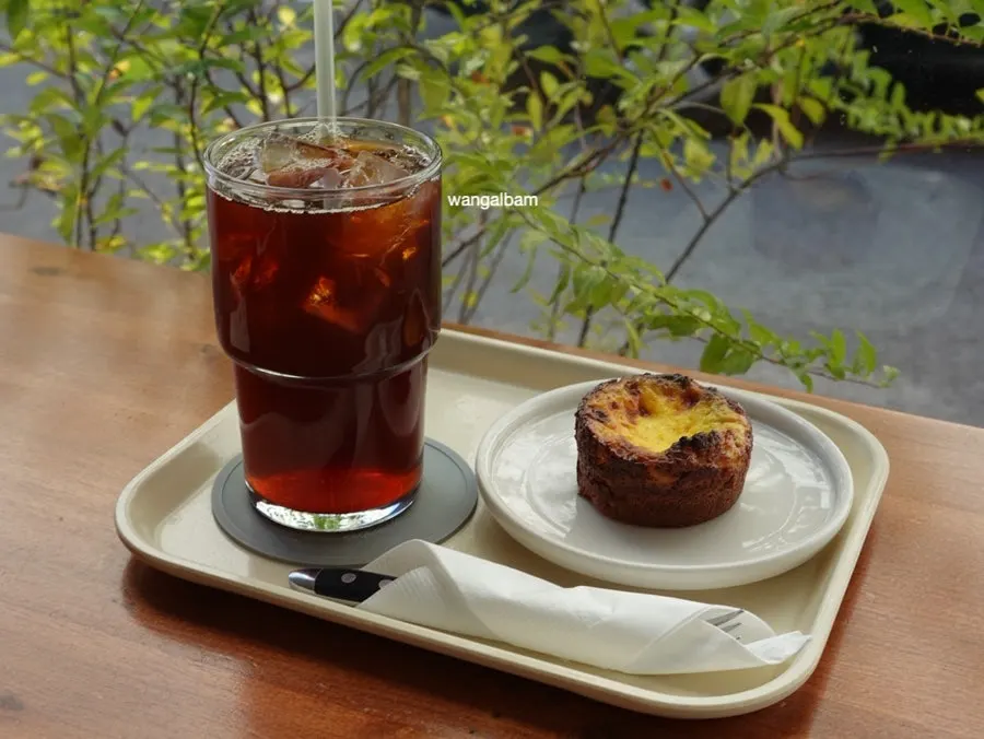 Close-up of the egg financier